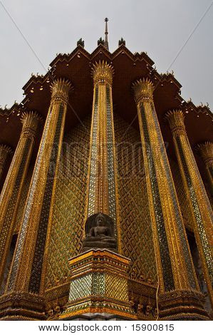 Statue de Bouddha noir en face de la salle d'or