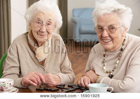 Dos mujeres Senior jugando dominó en guardería