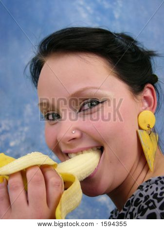 Jolie fille à avaler des Fruits