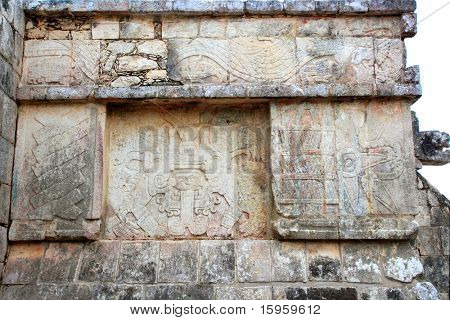 Chichen Itza hieroglyfy mayské plastiky v Mexiku pyramidy