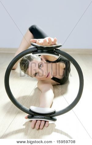 Magie-Pilates Ring Frau Aerobic Sport Gymnastik-Übungen auf Holzfußboden