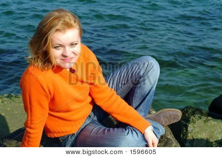 Fille de repos au bord de mer