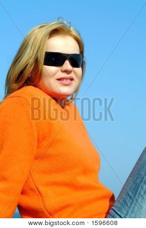 Fille avec des lunettes de soleil souriant