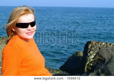 Jeune fille au bord de mer