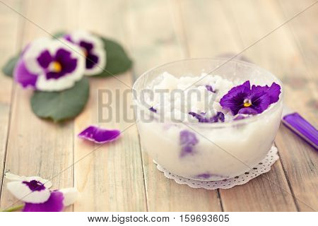 Risoto prepared with edible flowers : violet and pink rose.