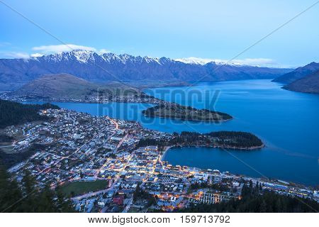 Queentowns & Lake Wakaitipu scenery at dusk from Skyline