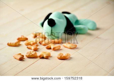 The doll dog and cookies are placed in front.