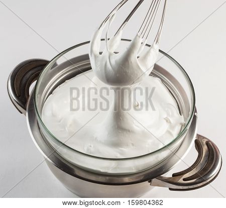Preparation of Swiss merengue bain-marie with whisk