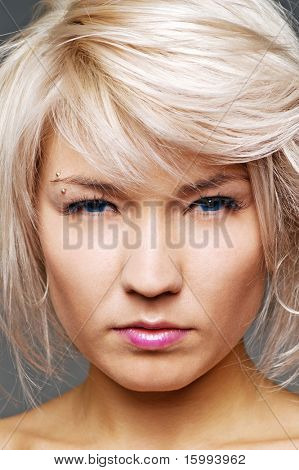 closeup portræt af alvor blond med blå øjne