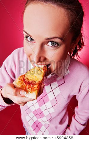 šťastná mladá žena jíst kus pizzy s chutí