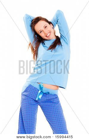 幸せなかわいい女の白い背景の青いパジャマ