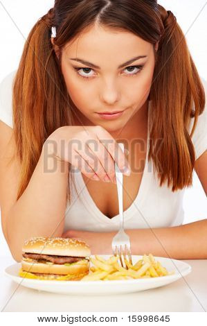 portrét ženy s burger a smažené brambory