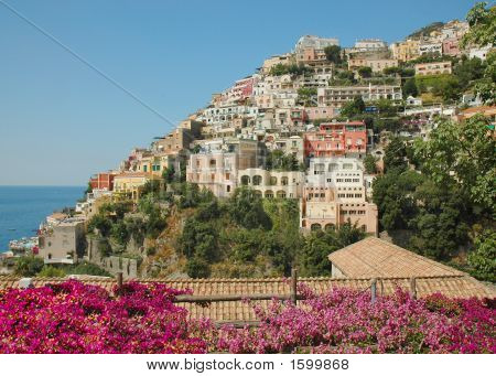 โพสิตาโน่จัดภูมิทัศน์ ด้วยดอกไม้ Bouganvillea