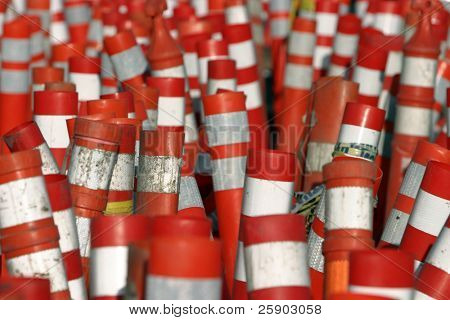 Vorsicht-Verkehrszeichen, orange Sicherheit Zapfen und gelbe Warnleuchten