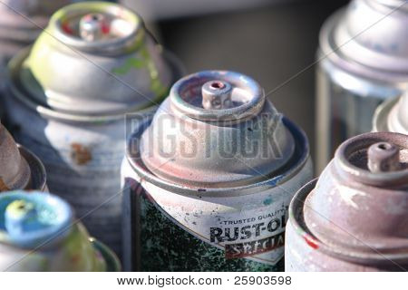 forskellige farver af spray maling i dåser med ingen dyser