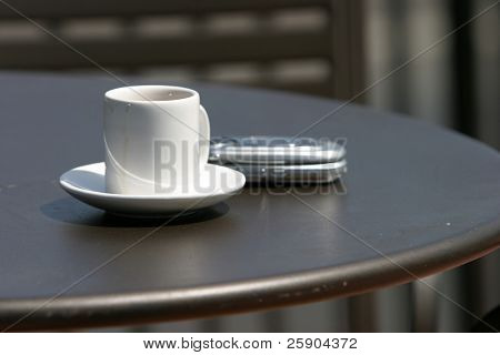 kahvi tai espresso ja matkapuhelin ulkopuolella