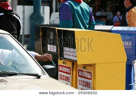 ถึงมือมนุษย์สำหรับบัตรจอดรถที่จอดรถบริการตนเอง