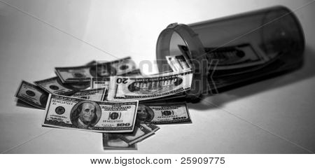 高コストの医療と薬の概念を表す薬瓶からお金を注ぐ