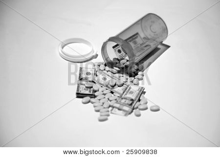 お金と薬医療と薬の c の高コストを表す薬瓶から注ぐ