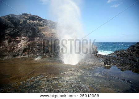 een gat klap op het eiland maui in Hawaï stuurt uitbarsting van hoge water in de lucht