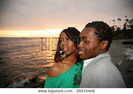 młody Afroamerykanin są w szoku na to, co widzą w Oceanie