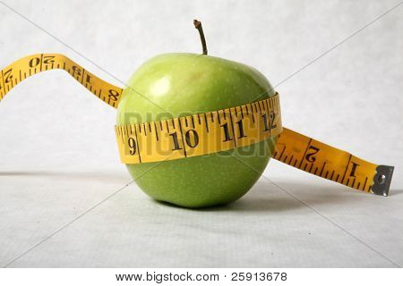 groene appel met papier meetlint vertegenwoordigt gezonde voeding en dieet