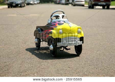 Childs generiske pedal bil på en gade