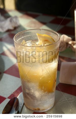 glas isvand med citron kile
