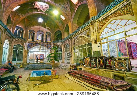 Kashan, Iran - October 22, 2017: The Carpet Shops In Medieval Caravanserai Of Grand Bazaar, Decorate