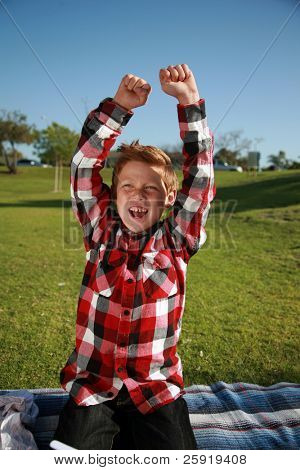 un joven en un picnic