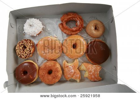 Dens Donut tid!  en kasse med frisk donuts isoleret på hvid