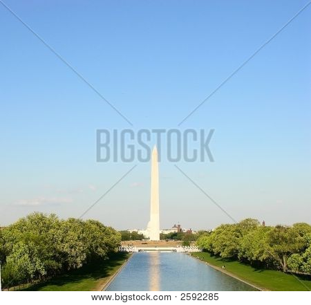 Piscina de _Reflecting do monumento de Washington em primeiro plano