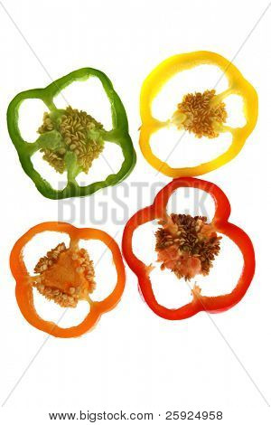 rodajas de pimiento hermoso de verde, amarillo, naranja y rojo aislado en blanco perfecto para backgrou