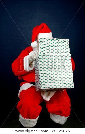Santa Claus ukazuje jeho smysl pro humor pohledu uvnitř vánoční krabičce na temeno hlavy