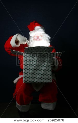 Santa Claus ukazuje jeho smysl pro humor pohledu uvnitř vánoční krabičce na temeno hlavy
