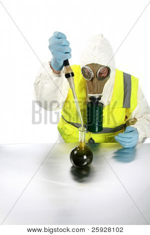 olagliga droger mfg, kemisk - en man i en hazmat kostym, gasmask, och handskar och västen undersöker en fara
