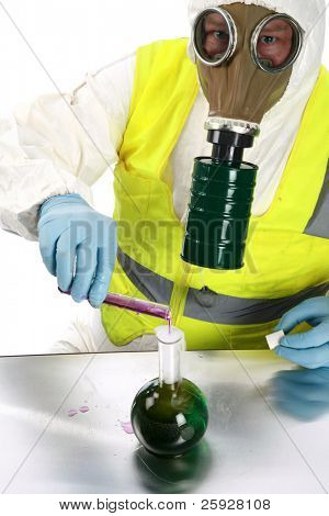 olagliga droger mfg, kemisk - en man i en hazmat kostym, gasmask, och handskar och västen undersöker en fara