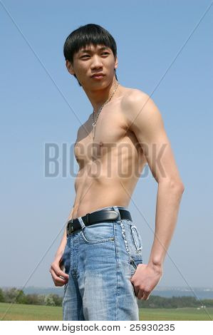 Torse nu homme asiatique