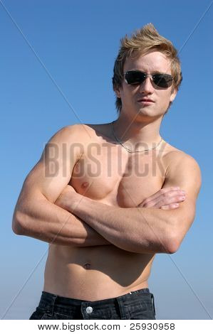 Giovane uomo torso nudo