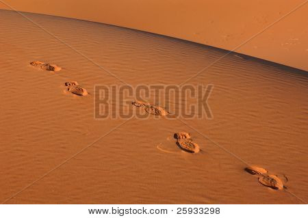 menschliche Spuren im Sand in der Sahara, Marokko