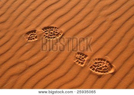 menschliche Spuren im Sand in der Sahara, Marokko