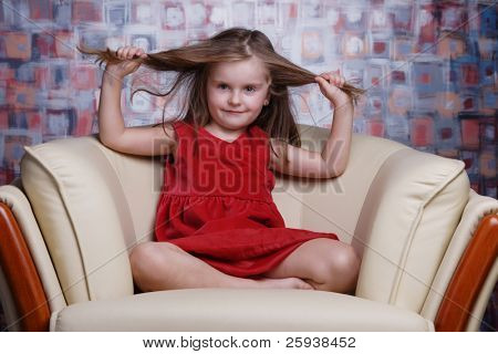 Carina ragazza in abito rosso, tirando i capelli.
