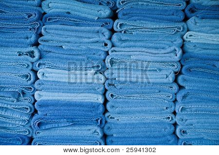 Haufen von blau frische Handtücher trocken.