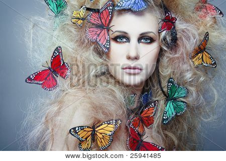 Giovane bella donna con i capelli biondi Ricci.