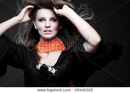 Jovem atraente modelo posando em fundo escuro.