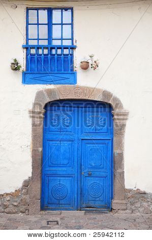 Vecchio, blu, legno di porte e finestre. Cuzco, Perù.