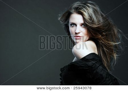 Giovane donna attraente con i capelli lunghi.