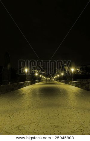 Karlsbroen i Prag i nat. skudt i sepia