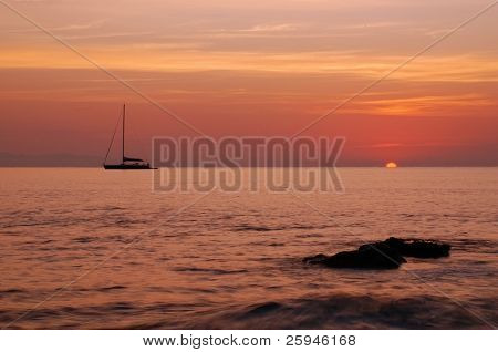 Segelbåt silhuett och sunrise - solen föds bara från havet