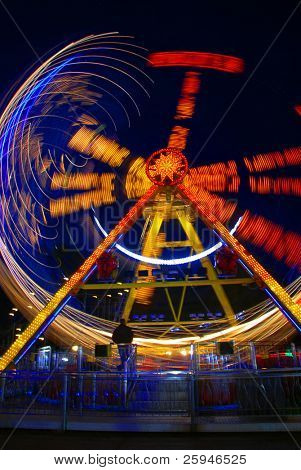 Bir deli festival ferris jant Prag. Güzel neon ışık gösterisi.